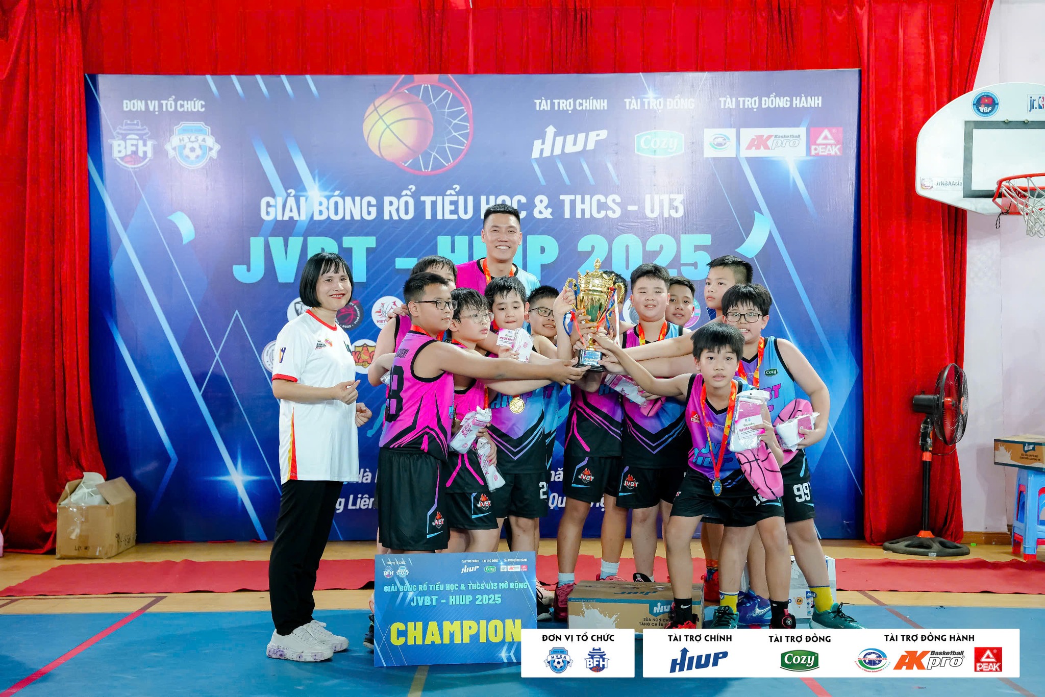 Đội tuyển bóng rổ trường Tiểu học Archimedes Academy thắng lớn tại giải bóng rổ Tiểu học & THCS U13 mở rộng JVBT–HIUP 2025