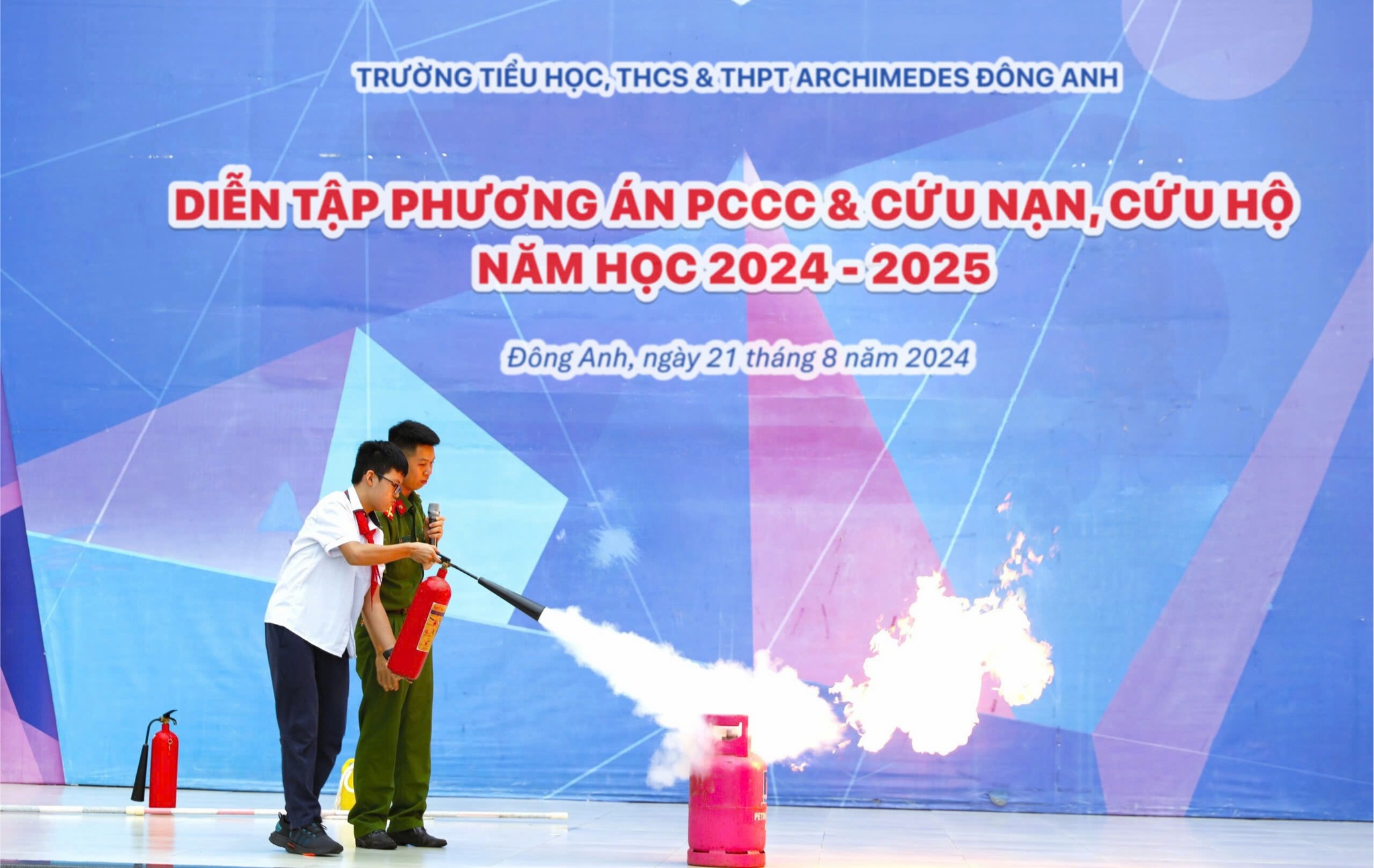 Trường Tiểu học, THCS & THPT Archimedes Đông Anh diễn tập phương án chữa cháy và cứu nạn cứu hộ